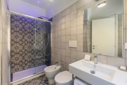 Bilik mandi di Trastevere Gallery Suites