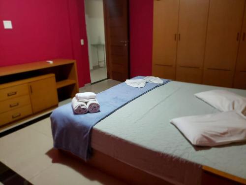 Una cama o camas en una habitación de Don Limpone Apart Hotel