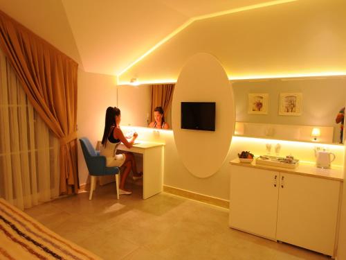 Televisyen dan/atau pusat hiburan di Sea Breeze Hotel and Apartments