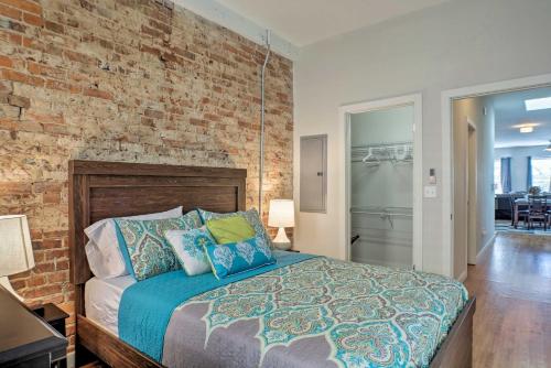 A bed or beds in a room at Cityscape 1 - Sleeps 7