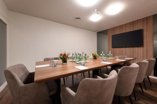 a conference room with a large wooden table and chairs at Inspira Liberdade Boutique Hotel in Lisbon