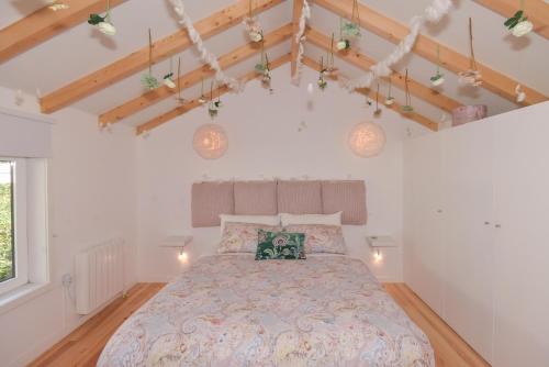 um quarto com uma cama grande num quarto em Rose Green Loft no Porto