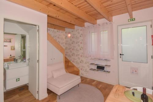 una camera con scala con sedia e lavandino di Rose Green Loft a Porto