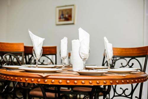 Un restaurante u otro lugar para comer en Jeyads Lodge
