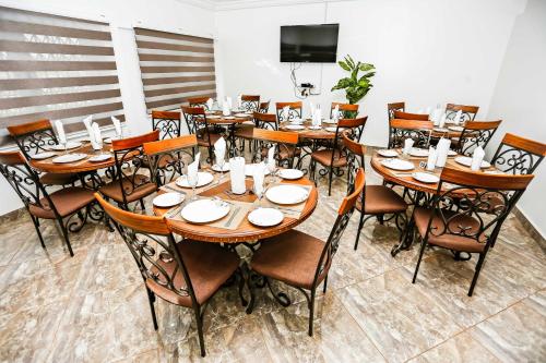 Un restaurante u otro lugar para comer en Jeyads Lodge