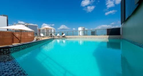 a large swimming pool on top of a building at Hotel Avenida in Maputo