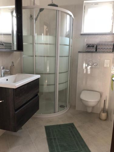 Ένα μπάνιο στο Verde Sea View Apartment 400 m from Beach - Free Parking