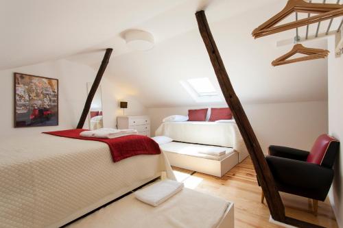 - une chambre avec un lit et une chaise dans l'établissement Merces by Central Hill Apartments, à Lisbonne