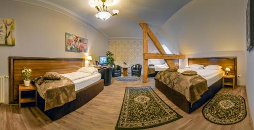 Säng eller sängar i ett rum på Hotel Bulevard Sighisoara