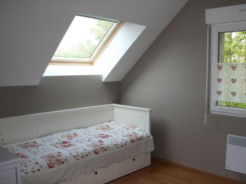 sypialnia z łóżkiem i oknem w obiekcie Au gîte du treuil w mieście Monchy-au-Bois