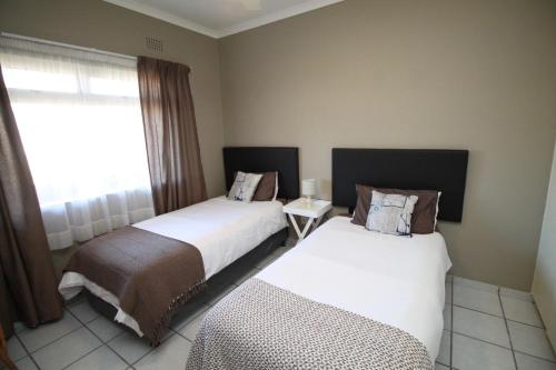 Duas camas num quarto com uma janela em Dolphin view em Margate