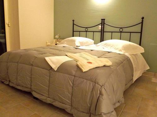 1 cama grande con toallas en una habitación en il Piccolo Melograno, en Montecosaro