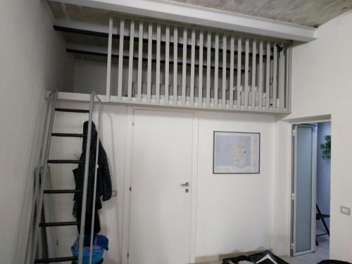 カルロフォルテにあるA cà du Pellegrinのロフトベッドと階段が備わる客室です。