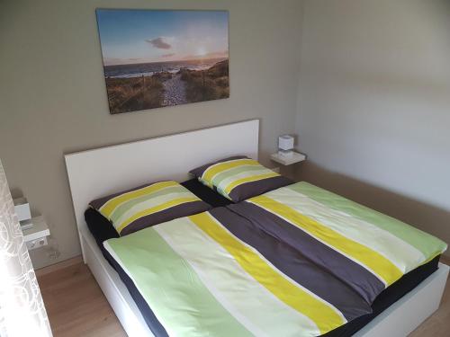Schlafzimmer mit einem Bett mit Wandgemälde in der Unterkunft Haus Horizont in Cuxhaven