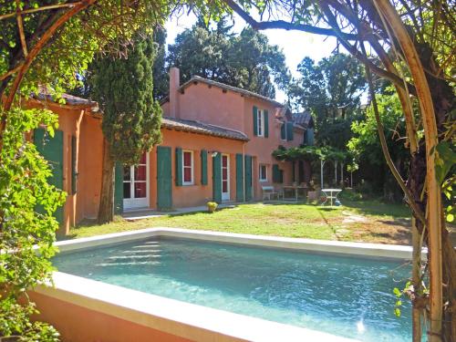 une piscine extérieure en face d'une maison dans l'établissement Campagne Bertani, à Villeneuve-lès-Avignon