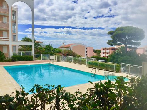 une piscine au milieu d'un immeuble dans l'établissement Face à la mer avec piscine à Sète, à Sète