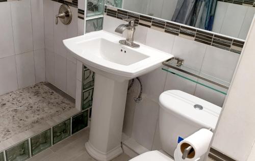 Koupelna v ubytování Beach One Bedroom Suite A17