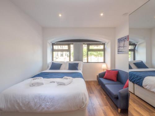 Un pat sau paturi într-o cameră la Victoria House Apartments