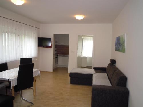 a living room with a couch and a table at Ferienwohnungen Familie Jarnig Inge in Görtschach