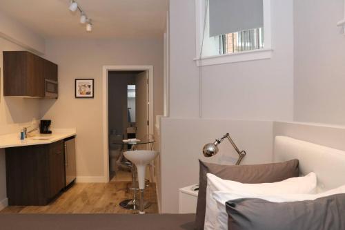 een slaapkamer met een bed en een bureau in een kamer bij A Stylish Stay w/ a Queen Bed, Heated Floors.. #3 in Brookline