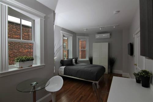 Foto da galeria de A Stylish Stay w/ a Queen Bed, Heated Floors.. #3 em Brookline