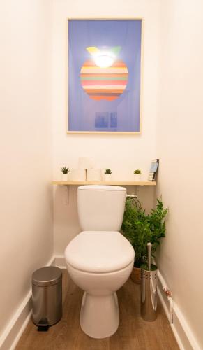 La salle de bains est pourvue de toilettes avec une photo murale. dans l'établissement Chez Jules - Tram, Bus, 8 pers., 3ch, wifi, à Villeurbanne