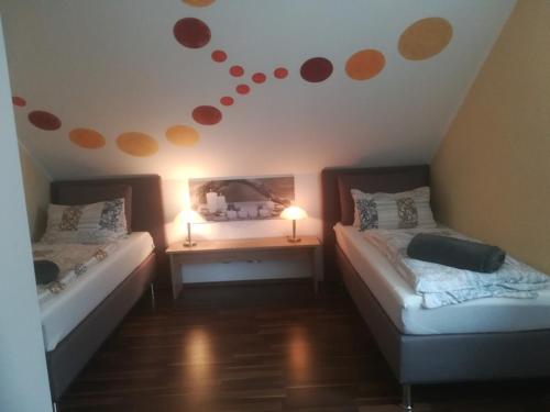 Zimmer mit 2 Betten und einem Tisch mit 2 Lampen in der Unterkunft Vronis-Apartment in Stephanshart