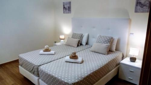 En eller flere senge i et værelse på Apartamento O Jardins da Marina