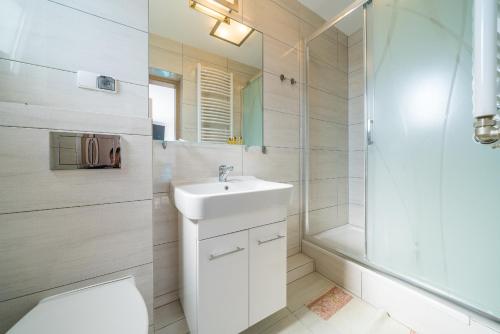 Dom Wczasowy Marlon في ياستراوبيا جورا: حمام مع حوض ودش ومرحاض