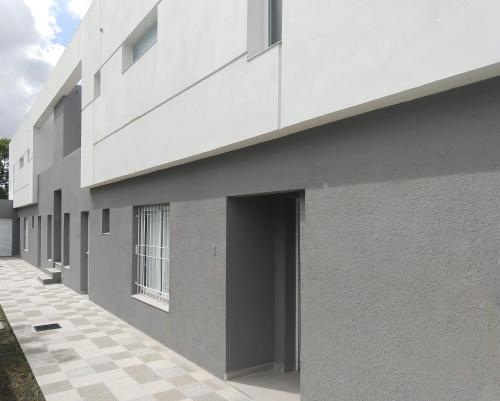 un edificio bianco con una porta sul lato di Complejo Las Rosas a Rafaela