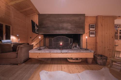 a living room with a fireplace and a couch at Luftschloss in Grindelwald