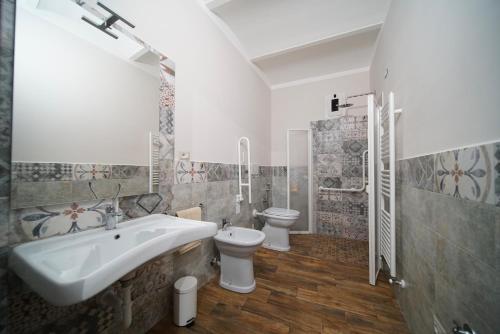 マルタにあるCASA VACANZE DA DANIELEのバスルーム(洗面台、トイレ付)