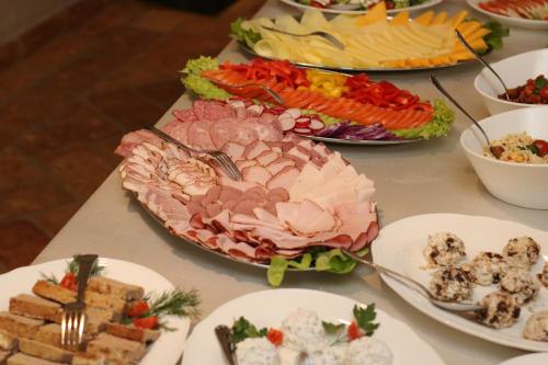 Comida en o cerca de este apartahotel