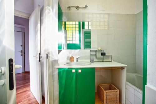 A kitchen or kitchenette at CaseOspitali - Cà del Frassino - suggestivo appartamento in villa 2 camere e 2 bagni x5