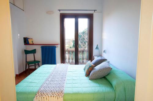 1 dormitorio con 1 cama grande y ventana en CaseOspitali - Cà del Frassino - suggestivo appartamento in villa 2 camere e 2 bagni x5, en Gorgonzola