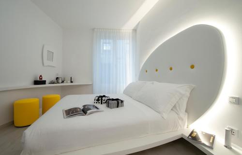 a bedroom with a white bed with an arched window at AHD Rooms in Milan