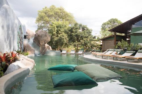 a swimming pool with an elephant in a zoo at Casa da Lua Pousada in Alto Paraíso de Goiás