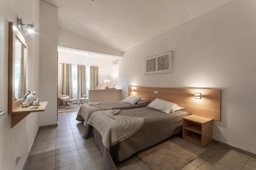 een hotelkamer met 2 bedden in een kamer bij Villa Welwitshia in Carvoeiro