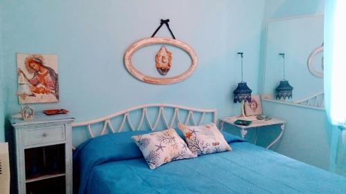 una camera blu con un letto con due cuscini di Villa a vulcano a Vulcano