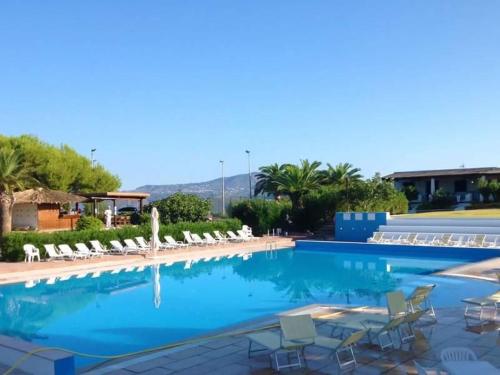 una grande piscina con sedie a sdraio di Villa a vulcano a Vulcano