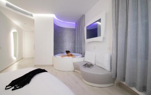 una mujer en una bañera en un dormitorio en AHD Rooms, en Milán