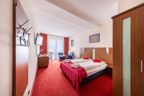 Giường trong phòng chung tại Hotel Klein Frankfurt