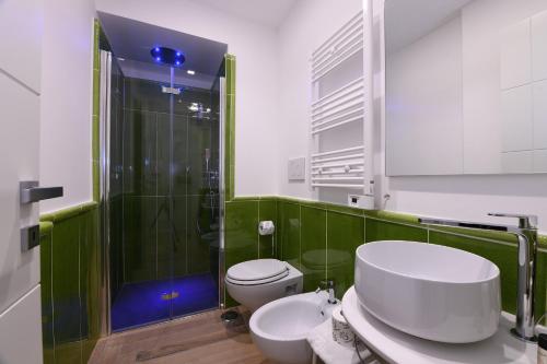 La salle de bains est pourvue d'une douche, de toilettes et d'un lavabo. dans l'établissement Angela House Amalfi centro, à Amalfi