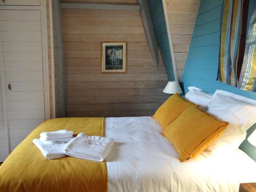 Säng eller sängar i ett rum på Chambres d'hôtes Le Clos Bleu