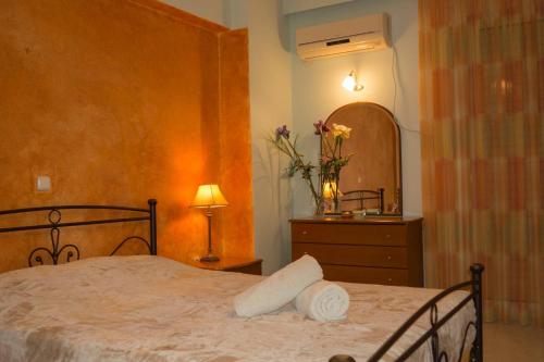 um quarto com uma cama, uma cómoda e um espelho em Apartment 50m from sea! em Xylokastro
