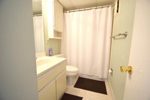 オーシャンシティにあるHarbour Island 302Lのバスルーム(トイレ、白いシャワーカーテン付)