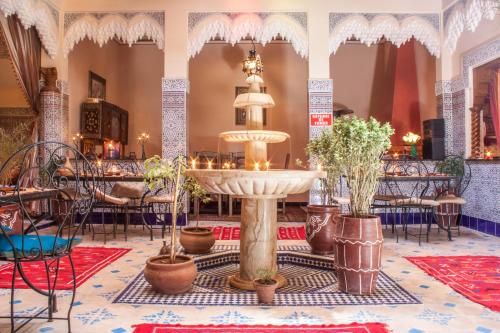 מסעדה או מקום אחר לאכול בו ב-Riad MAHJOUBA MARRAKECH & SPA