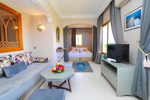 TV a/nebo společenská místnost v ubytování Appart-Hotel Amina Resort