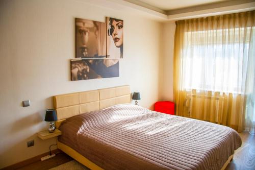 een slaapkamer met een groot bed en een raam bij Luxury apartment in the heart of the capital in Kiev