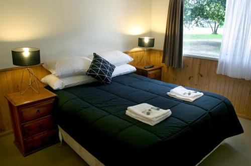 Llit o llits en una habitació de Ingenia Holidays Shoalhaven Heads